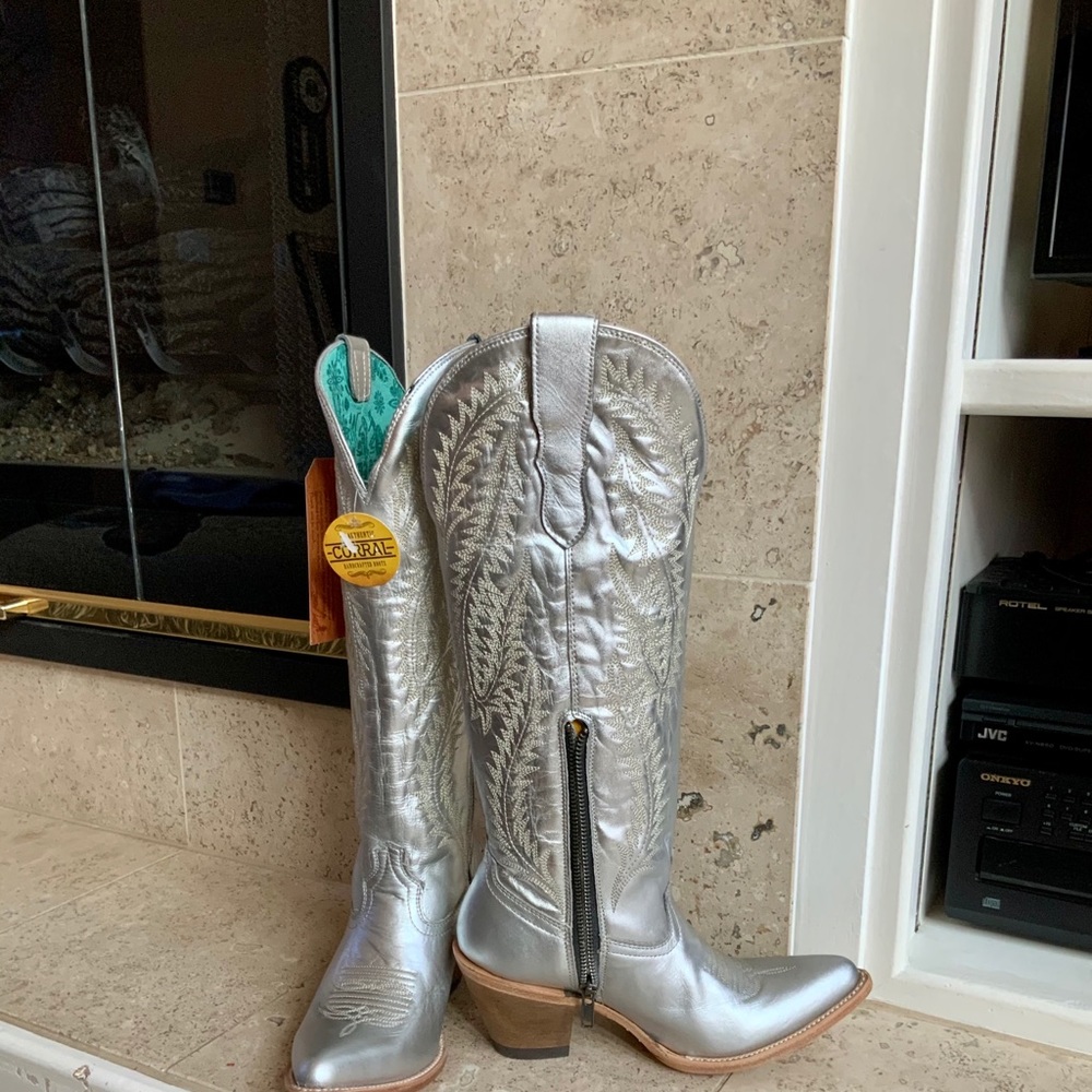 NWT CORRALL Silver Tall Cowboy boots 7.5 point toe